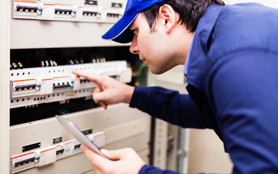besoin d'un électricien Plaisir